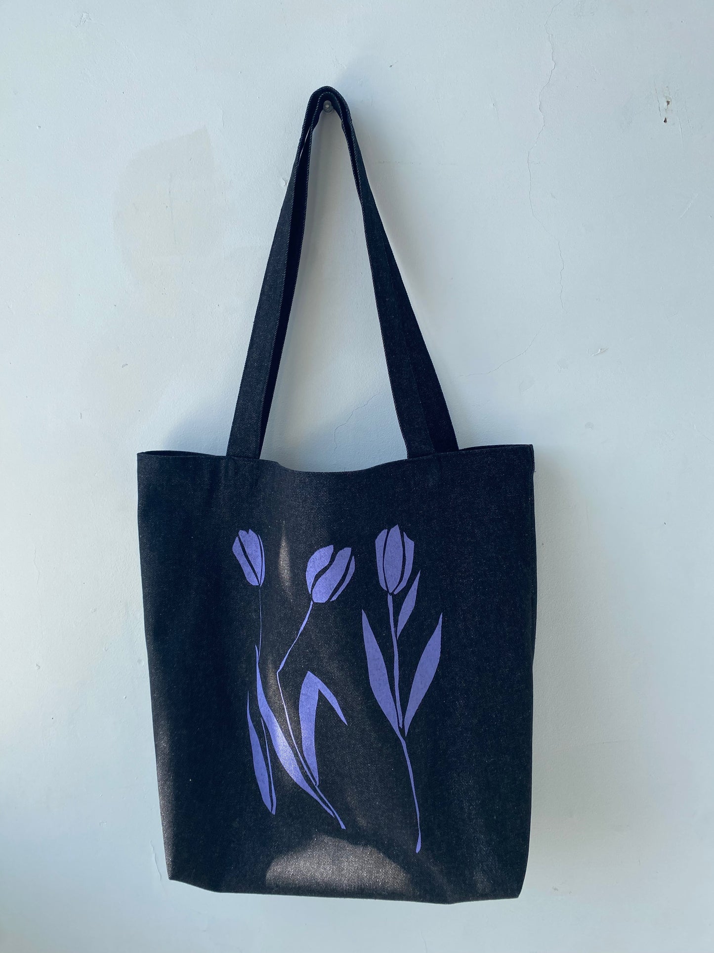 Sac cabas en denim noir imprimé Tulipes